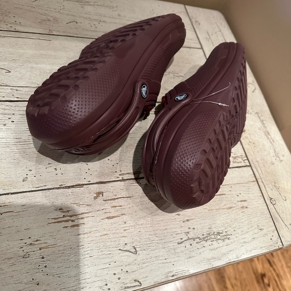 Crocs with fuzzy liner - burgundy UNISEX m8/W10 - Picture 3 of 7